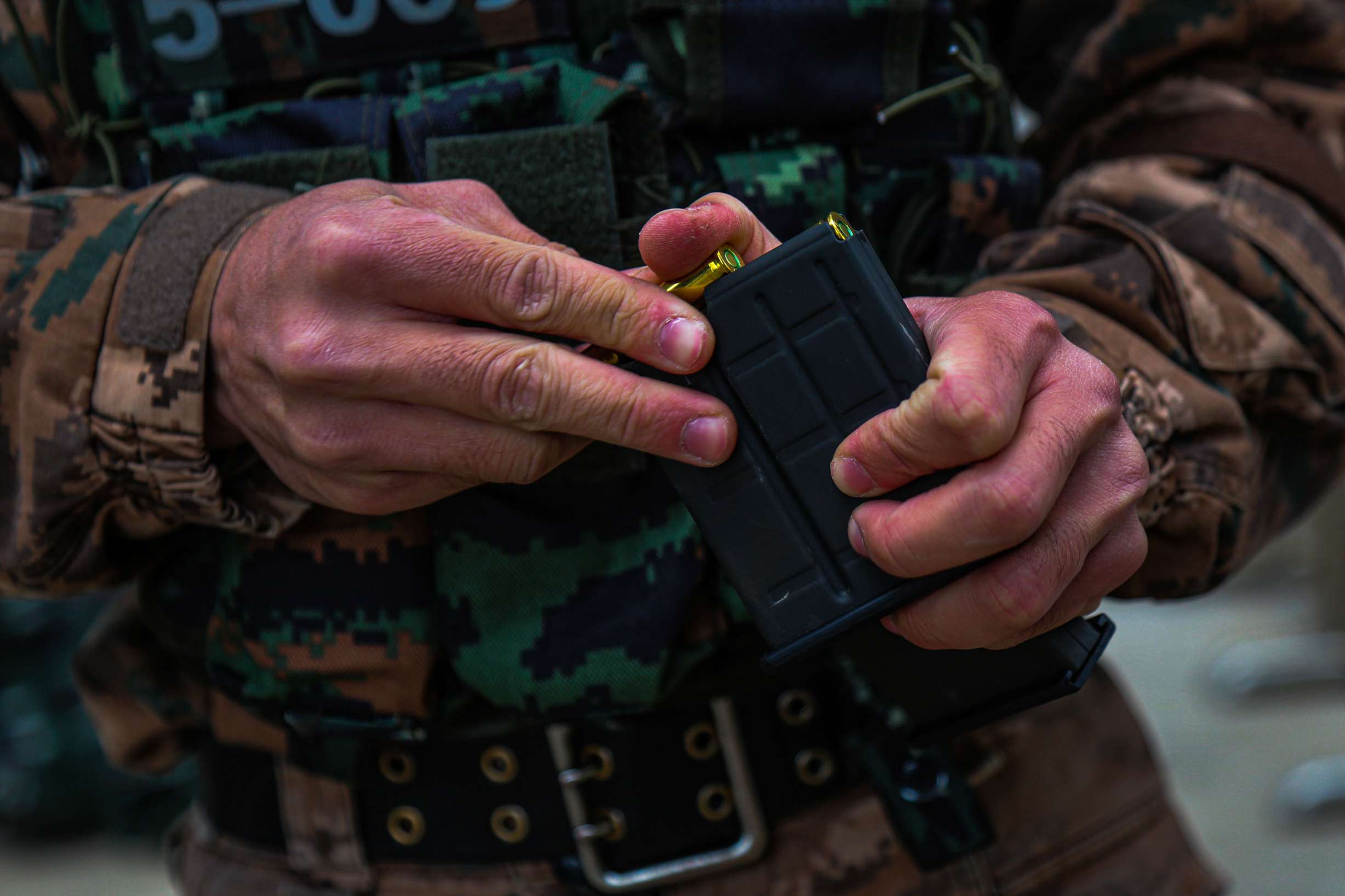 图为特战队员正在装填子弹 王彬 摄