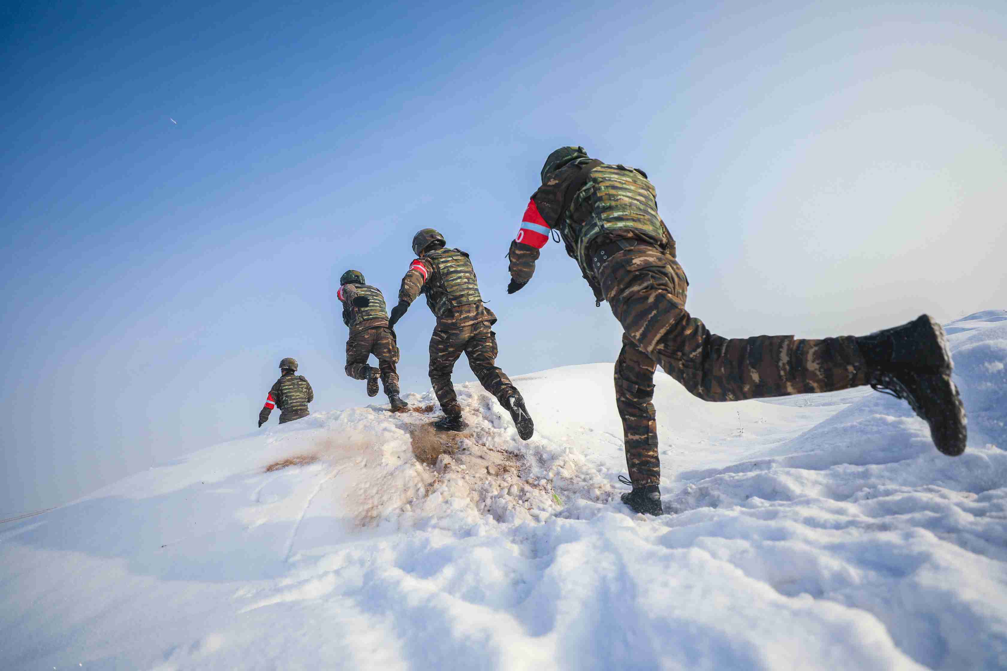 20℃ 特战队员破冰碾雪砺精兵
