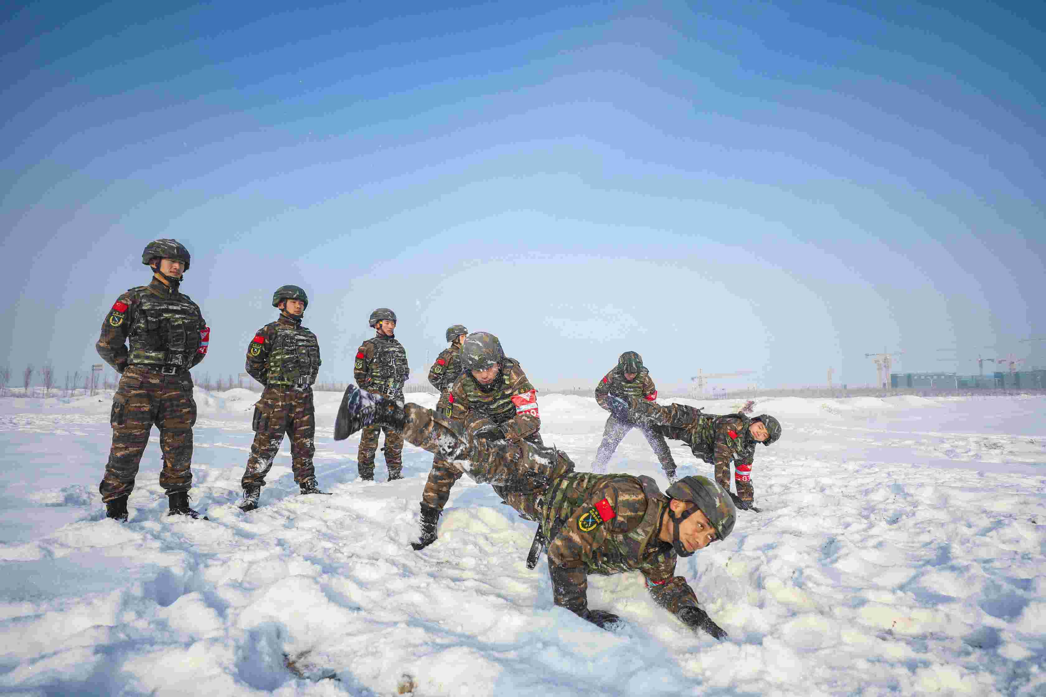 特战队员正在进行雪地搏击训练