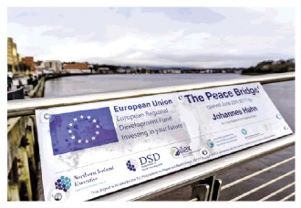 图为在英国北爱尔兰第二大城市德里拍摄的“和平”桥标牌。 新华社记者 韩岩 摄