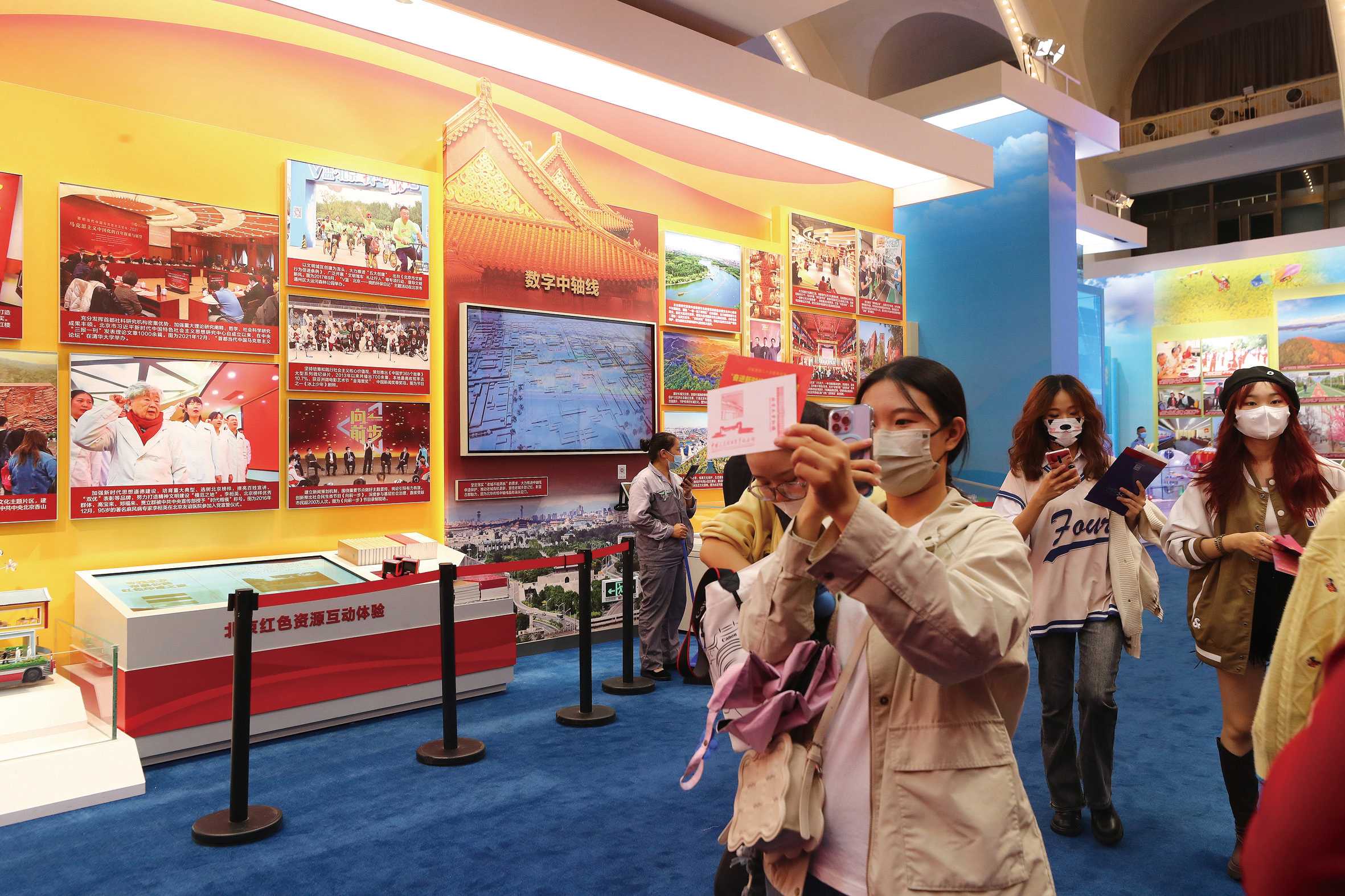 北京展区关于北京中轴线的可持续保护利用成果展示  本报记者 卢 旭 摄