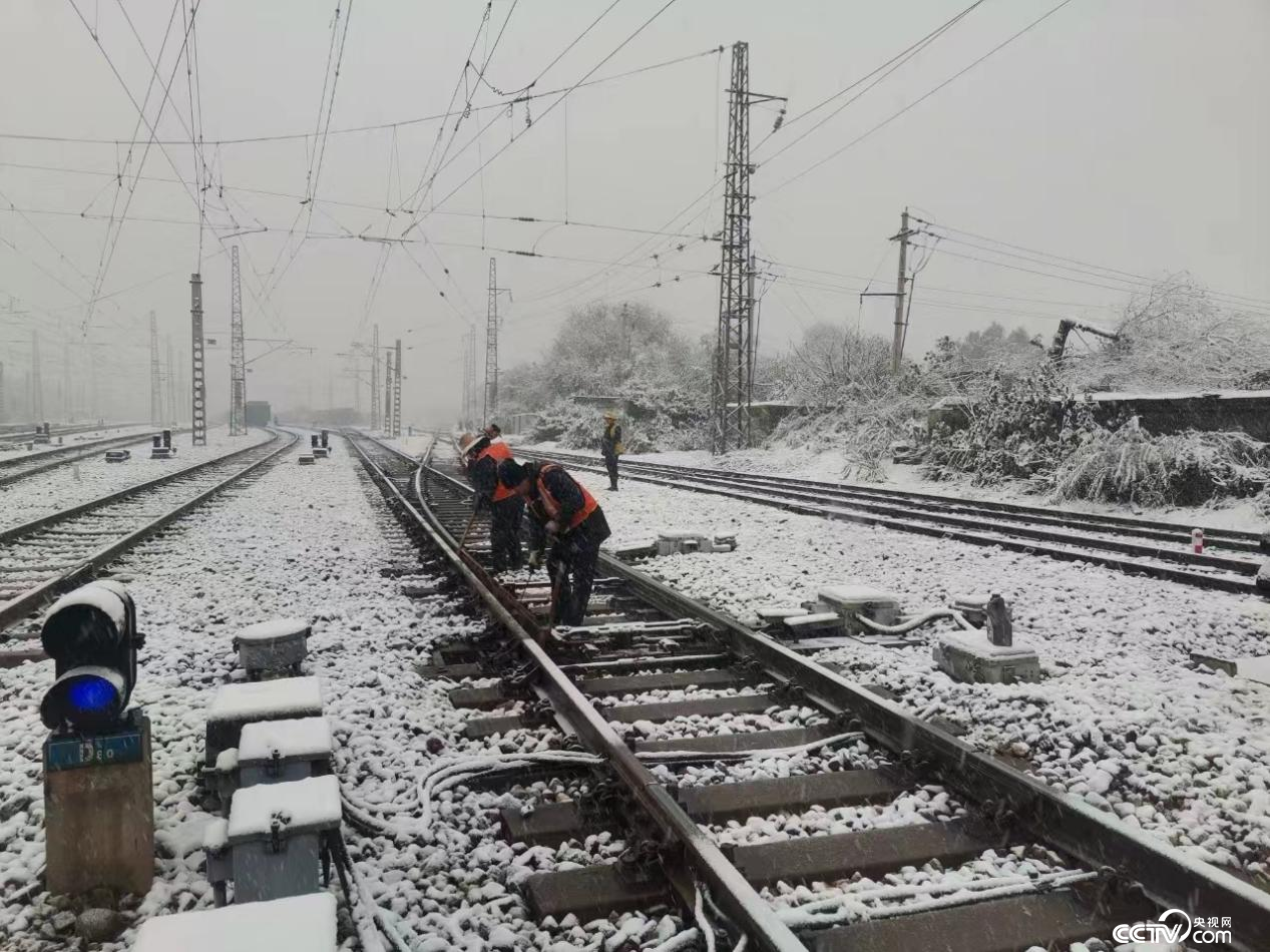 图为工作人员对道岔等重点部位进行清冰除雪（太原工务段赵哲昌/摄）