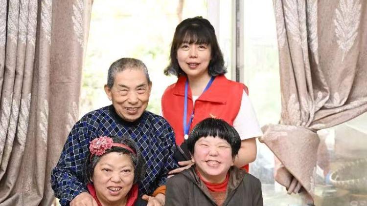 廖书记和83岁老人的“窗帘约定”