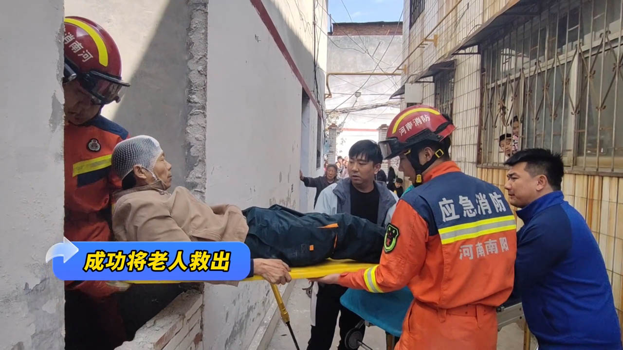 老人从二楼坠落被卡两墙之间 消防员破墙施救