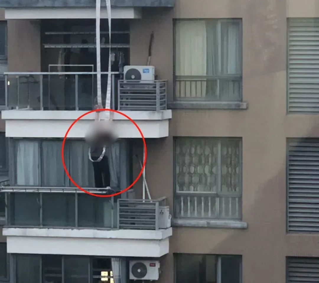 2女子挂在10层阳台外沿