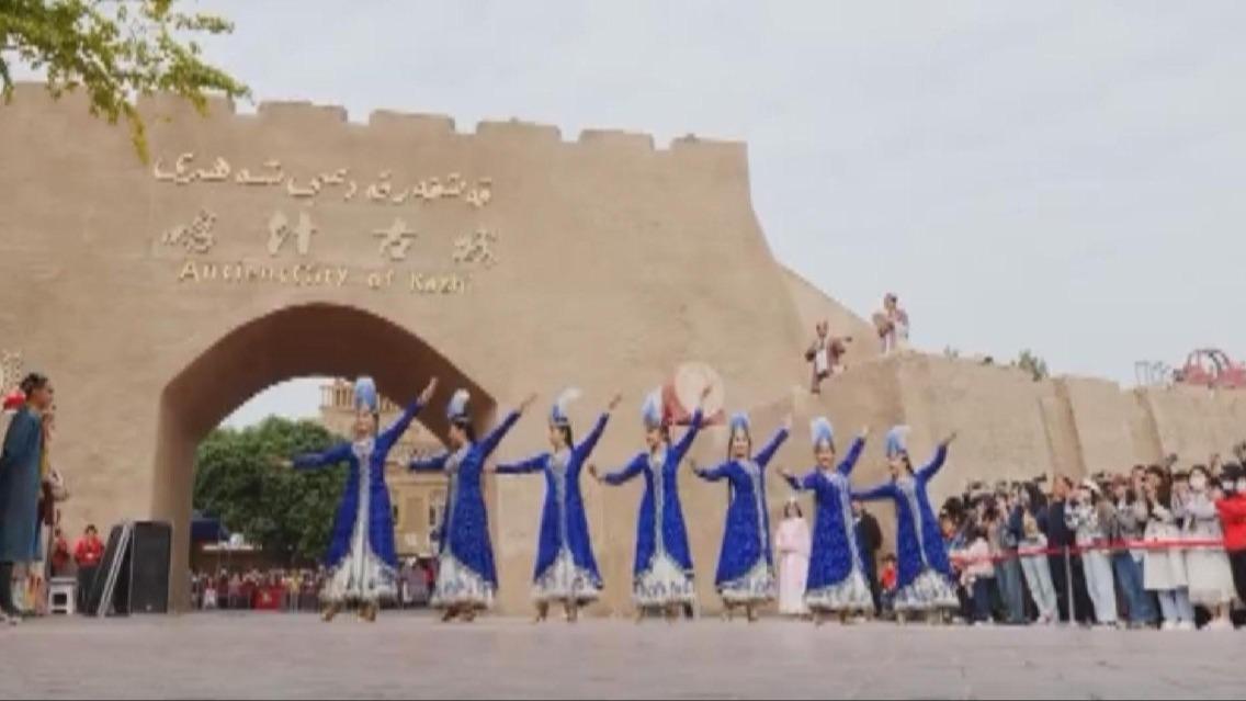 Tourists enjoy May Day holiday in Xinjiang
