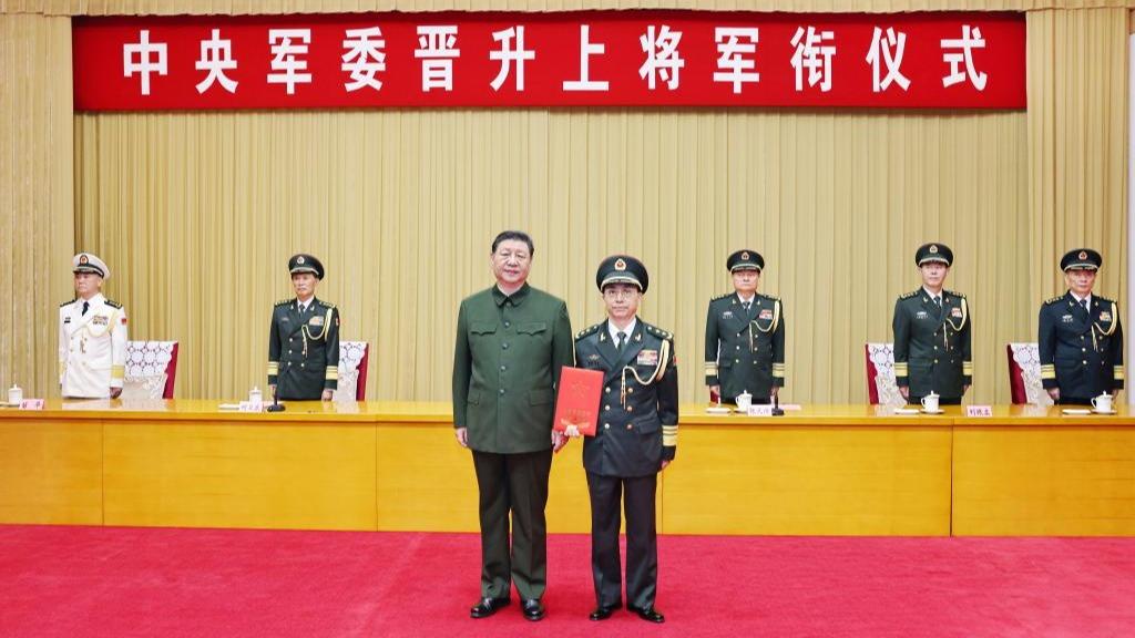 Xi presents order to promote military officer to rank of general_英语频道 ...