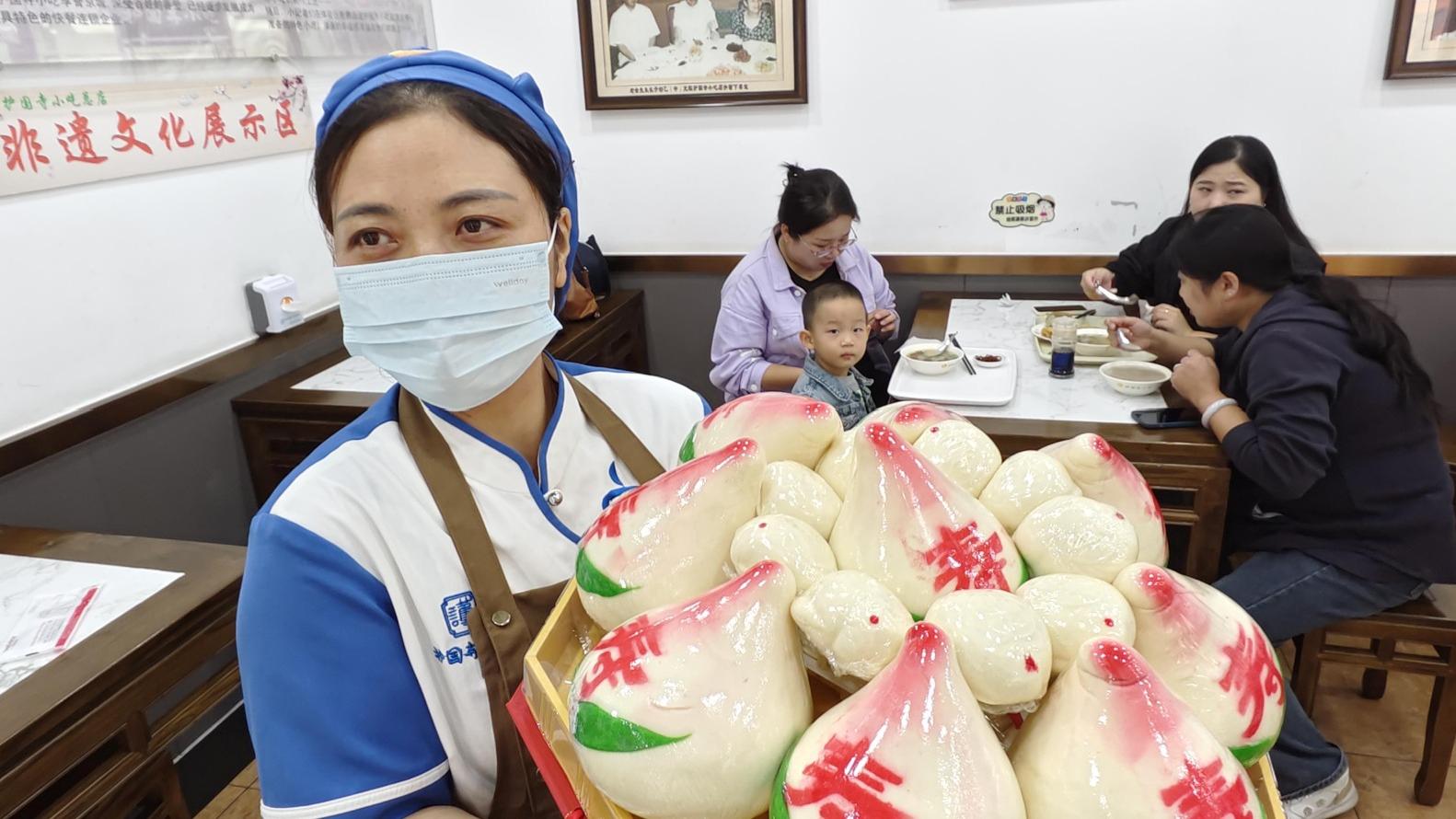 吃重阳糕、听《福寿绕》,高寿老人贺重阳