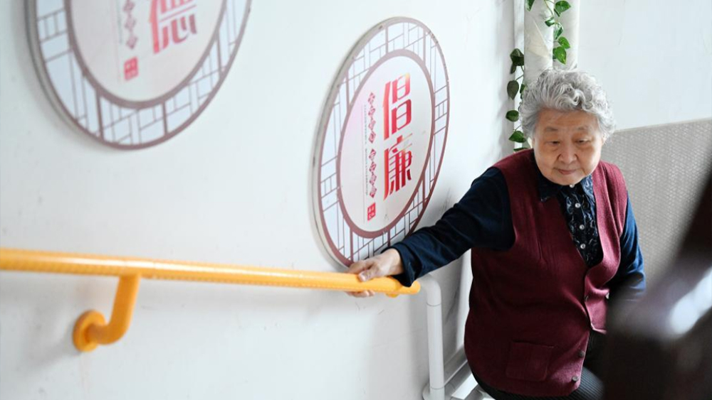 门口就在眼前,失能老年人难“走”出去