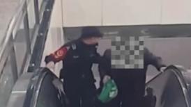 老人地铁站乘扶梯不慎摔倒 三位辅警5秒快速救援