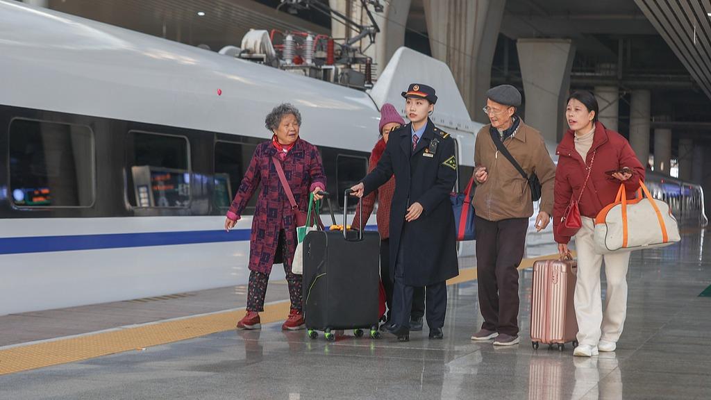 我国将增开银发旅游列车 如何便利老年人出游?