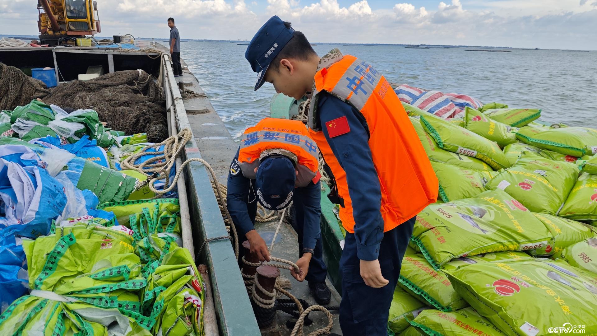 图片1执法员检查渔船缆绳(1)