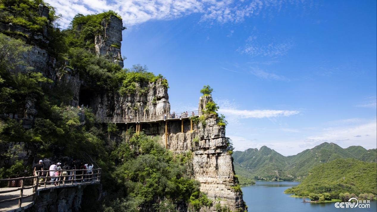 8月6日游客在易水湖景区老子峰栈道上观光游览