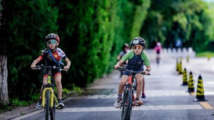 500名青少年在京角逐成长勋章小铁人三项赛