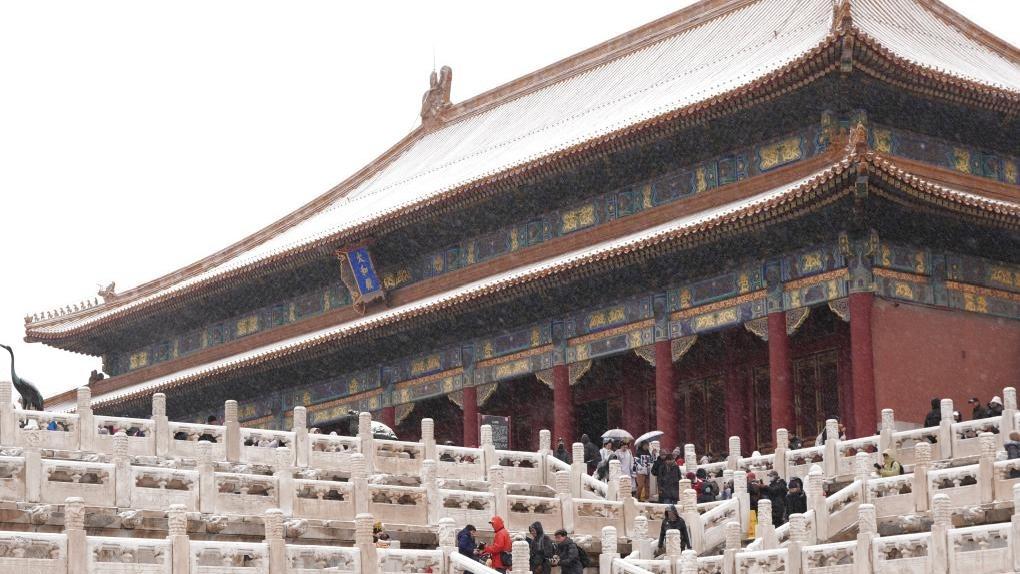 Beijing witnesses first snowfall this winter