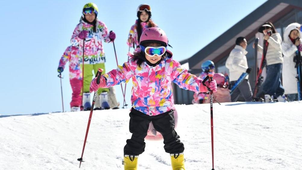 People enjoy winter leisure time across China