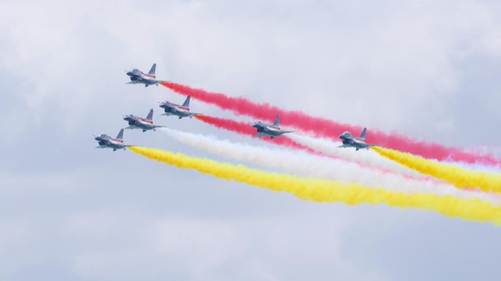 新加坡：中国空军八一飞行表演队完成首场飞