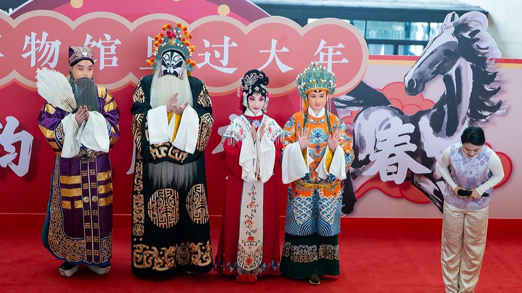 【热气腾腾中国年】骏马踏春访瑰宝 文化盛