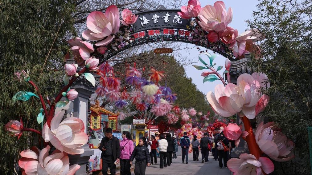 Spring-themed fairs, cultural products boost economy in Beijing