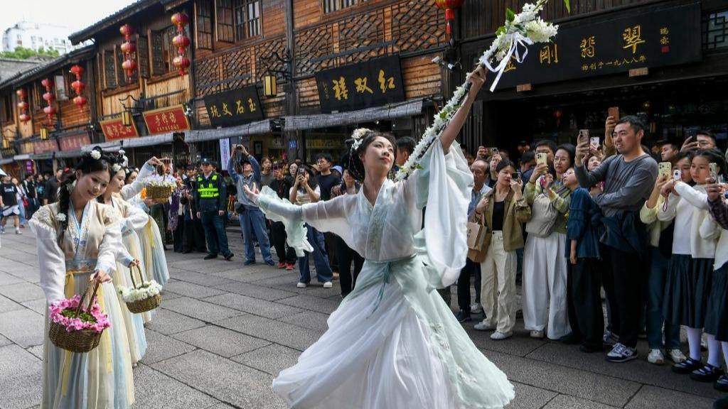 People across China enjoy ongoing May Day holiday