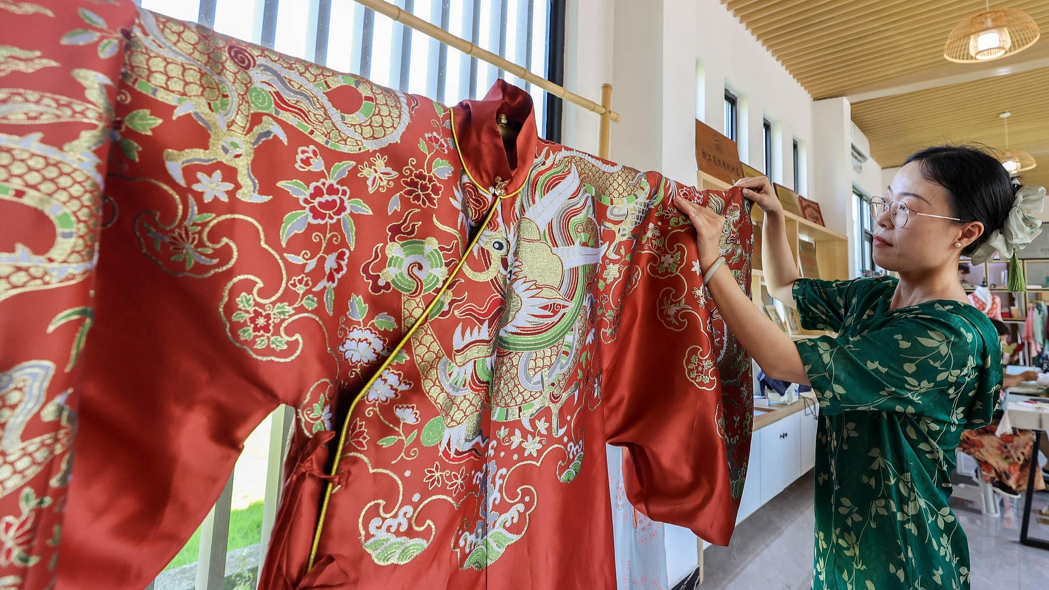 浙江德清：丝缕织新梦 华服立潮头