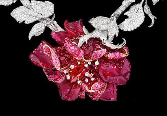 而约瑟芬玫瑰也流传了下来,歌颂着玫瑰的优雅,玫瑰的美.