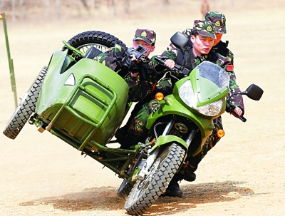 从自动步枪,轻机枪到匕首枪等7种武器射击百发百中;从打鸡蛋靶,汽球