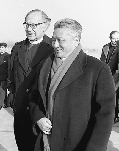1982年1月8日,丁光训主教在机场迎接抵达南京的英国坎特伯雷大主教