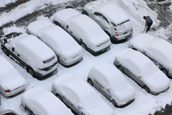 韩国大雪严重影响交通 一架客机降落时滑出跑道