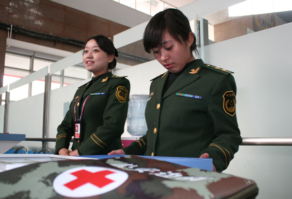 西藏边防"格桑花"女子旅检科展示国门形象