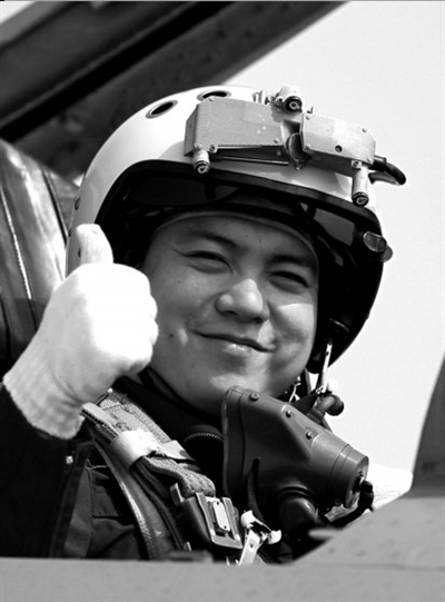 [视频]北京:各界哀悼空军牺牲飞行员