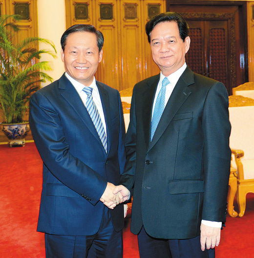 6月10日下午,广西自治区党委书记,自治区人大常委会主任彭清华在越南