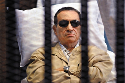 2012年6月,埃及前总统穆巴拉克在铁笼中受审.资料图片