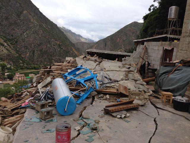 被地震摧毁的村屋