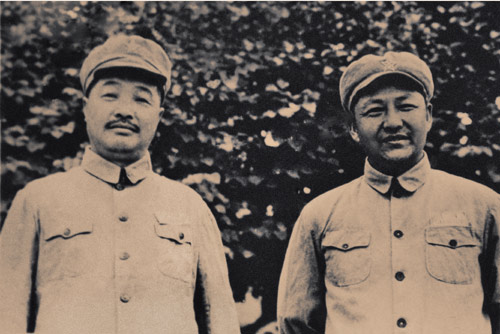 1949年2月1日，陕甘宁晋绥联防军区改称西北军区，贺龙任司令员，习仲勋任政治委员。图为贺龙(左)与习仲勋在一起。