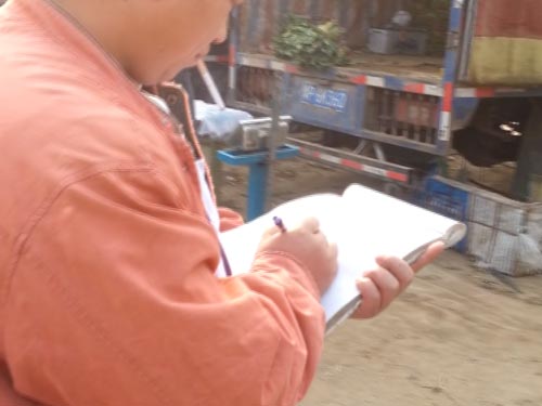 新发地的价格统计人员正在统计价格