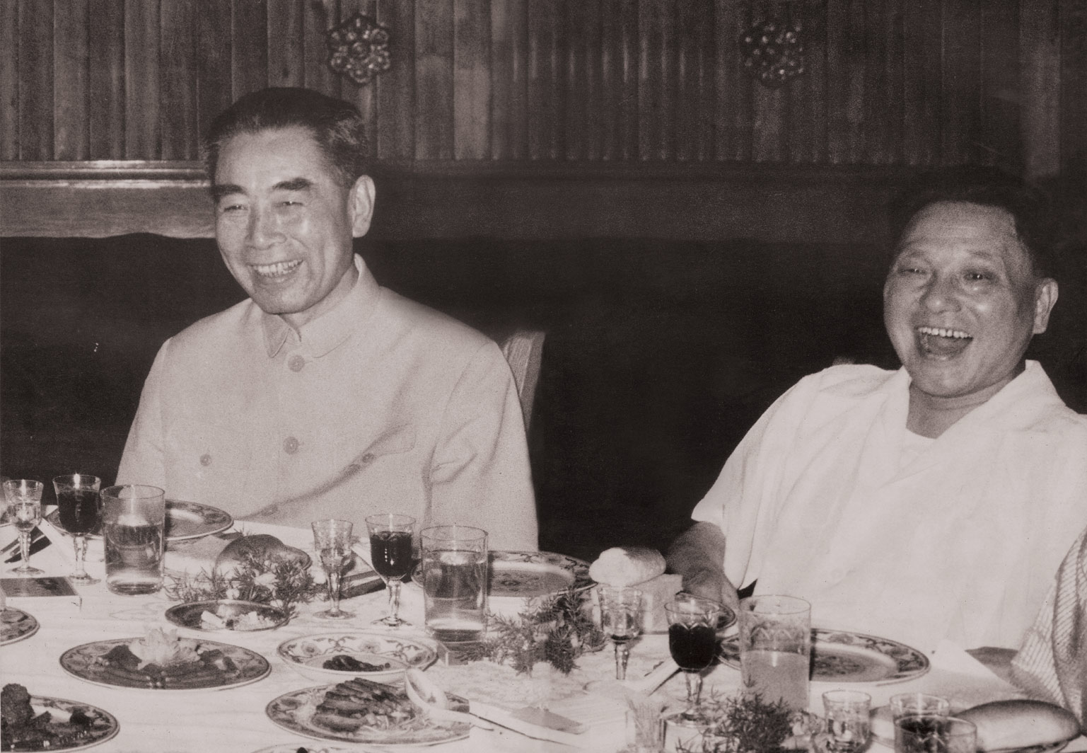 周恩来和邓小平在北京出席招待会（1963年）