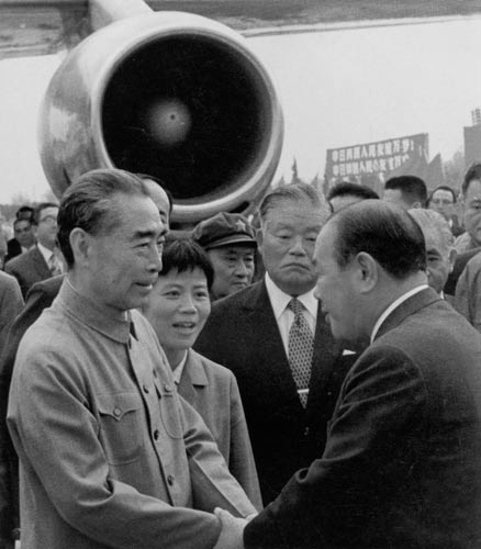 周恩来在上海机场欢送来中国访问的日本首相田中角荣（1972年9月30日）