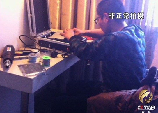 技术员在组装山寨基站