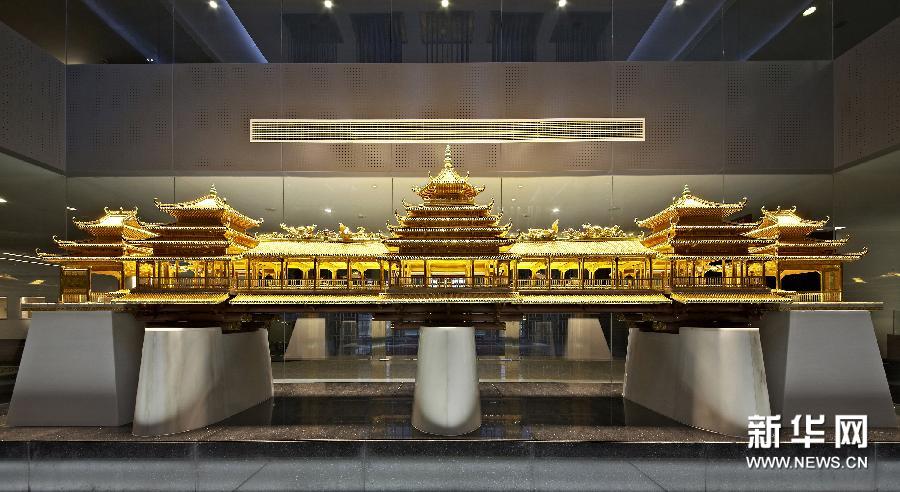 广东汕头潮宏基首饰博物馆内展示的花丝工艺品《花丝风雨桥》，这是目前存世体量最大、工艺最全的花丝工艺珍宝（4月16日摄）。