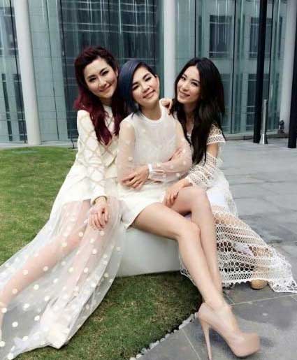 she三人合体晒美照 白衣白裙宛若邻家女生