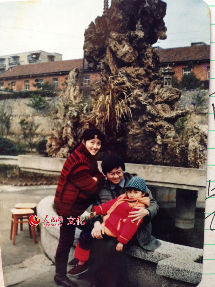 姚贝娜忆童年:九岁第一次登台 唱爸爸写的歌