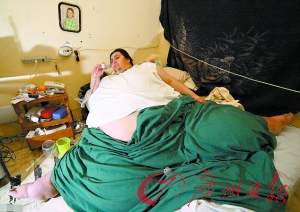 世界最胖男去世 平板卡车运送遗体