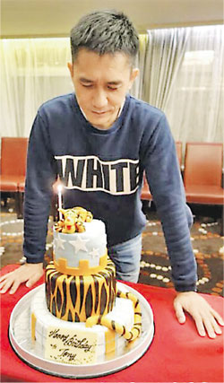 梁朝伟庆52岁生日 粉丝送跳跳虎蛋糕(图)_新闻_央视网(cctv.com)