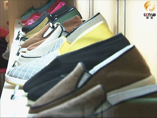 鞋店中摆着许多用丝瓜络做鞋垫的手工布鞋