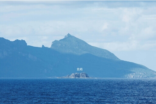 南小岛位于北小岛东南,距钓鱼岛约5.5公里,北纬25°43.
