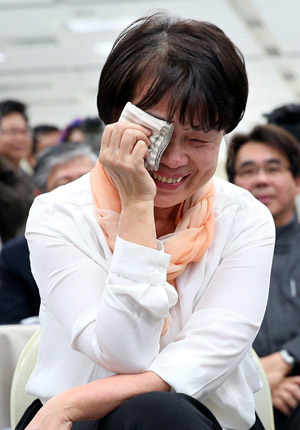"感谢容忍太后虎姑婆" 龙应台哽咽卸任(0/1033)