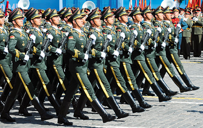 中国三军仪仗队亮相红场阅兵