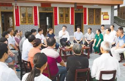 2015年6月16日下午，习近平在贵州遵义县枫香镇花茂村同村民座谈，了解脱贫致富成效。