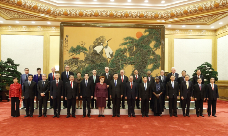 11月30日，国家主席习近平在北京人民大会堂会见来华出席“2017从都国际论坛”的世界领袖联盟成员。这是会见前，习近平同外方嘉宾集体合影。